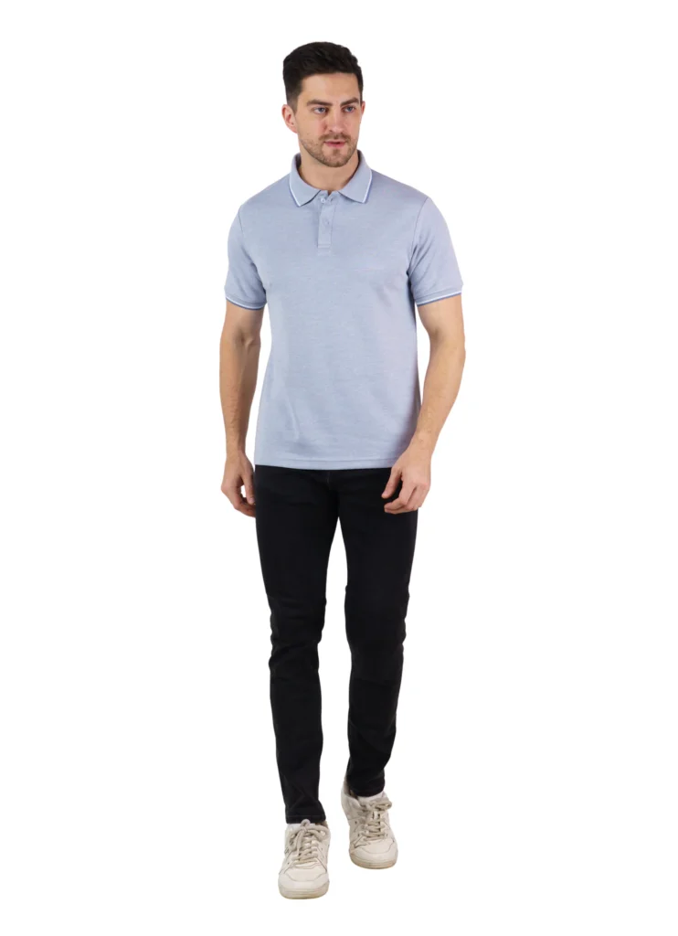 Homem de camisa polo azul clara e calça jeans escura