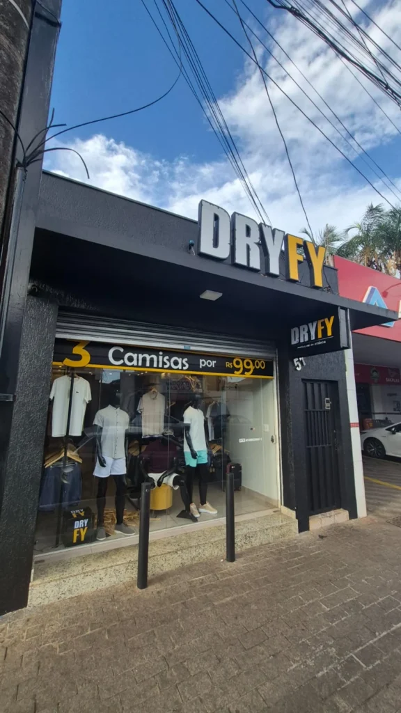 Fachada preta da loja Dryfy Moda Masculina na Av. Prudente de Morais, 51, em Uberaba, com vitrine de manequins